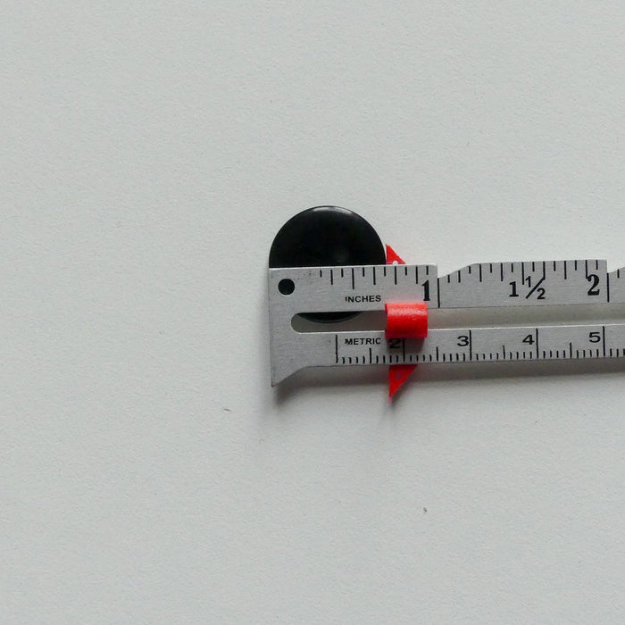 measuring a button with a measuring gauge with a slider