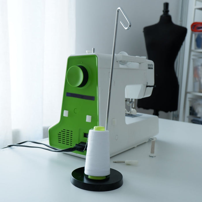 Extra thread holder for a sewing machine